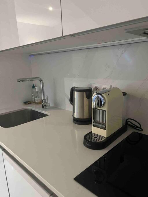 Appartement : Studio Avenue Montaigne, Champs-elysees Parijs