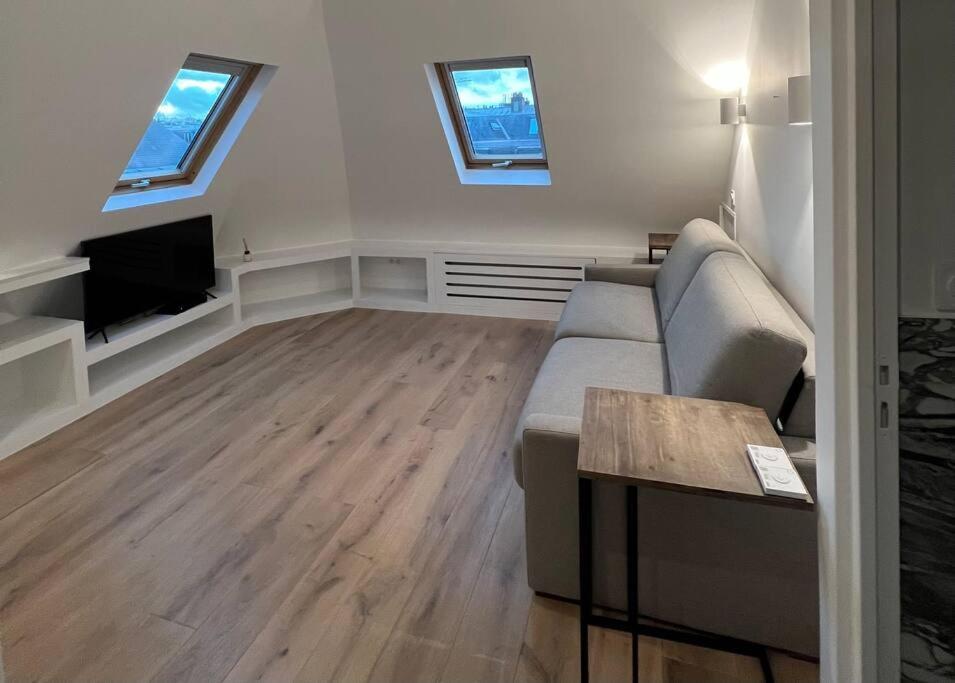 : Studio Avenue Montaigne, Champs-elysees Appartement *