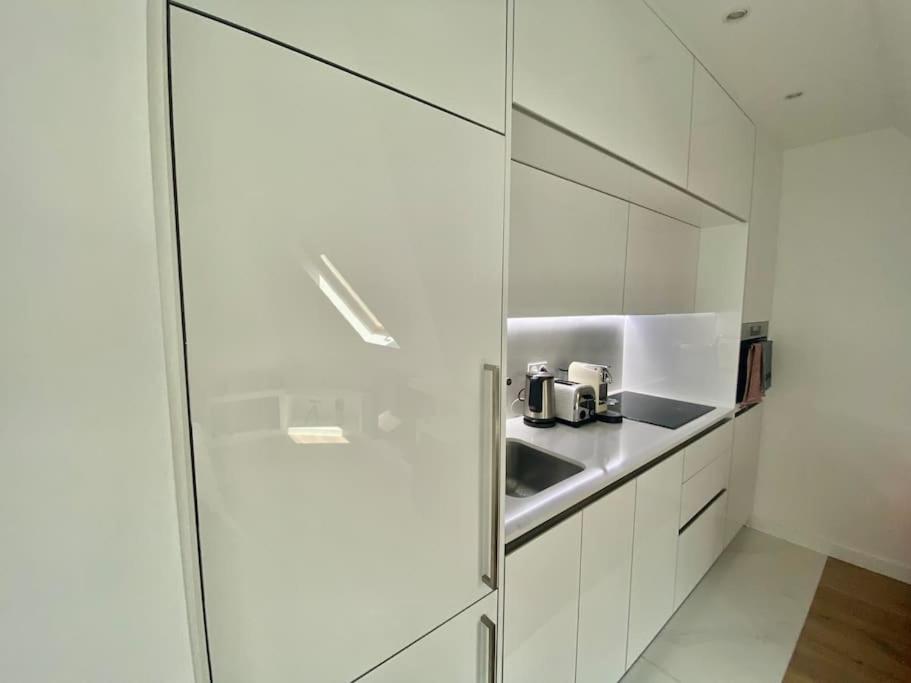 : Studio Avenue Montaigne, Champs-elysees * Parijs