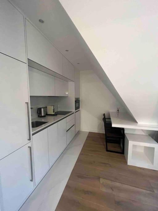 Appartement : Studio Avenue Montaigne, Champs-elysees *